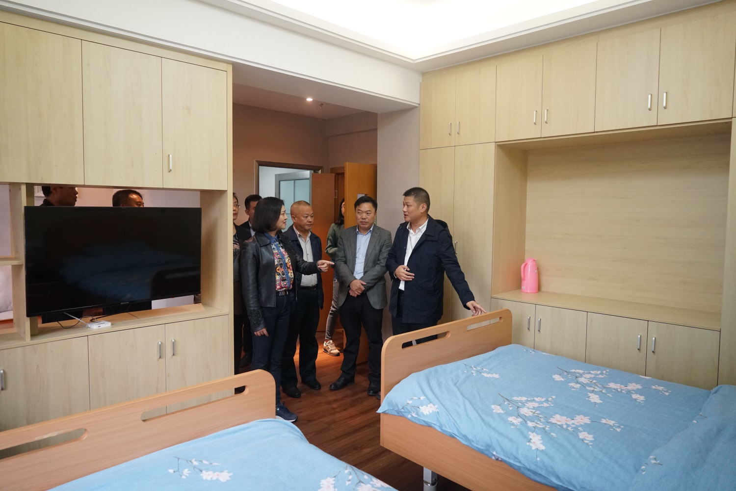 8.參觀鶴鳴山老年養(yǎng)護(hù)中心房間，詳細(xì)了解房間適老化設(shè)施以及入住費用情況等.JPG