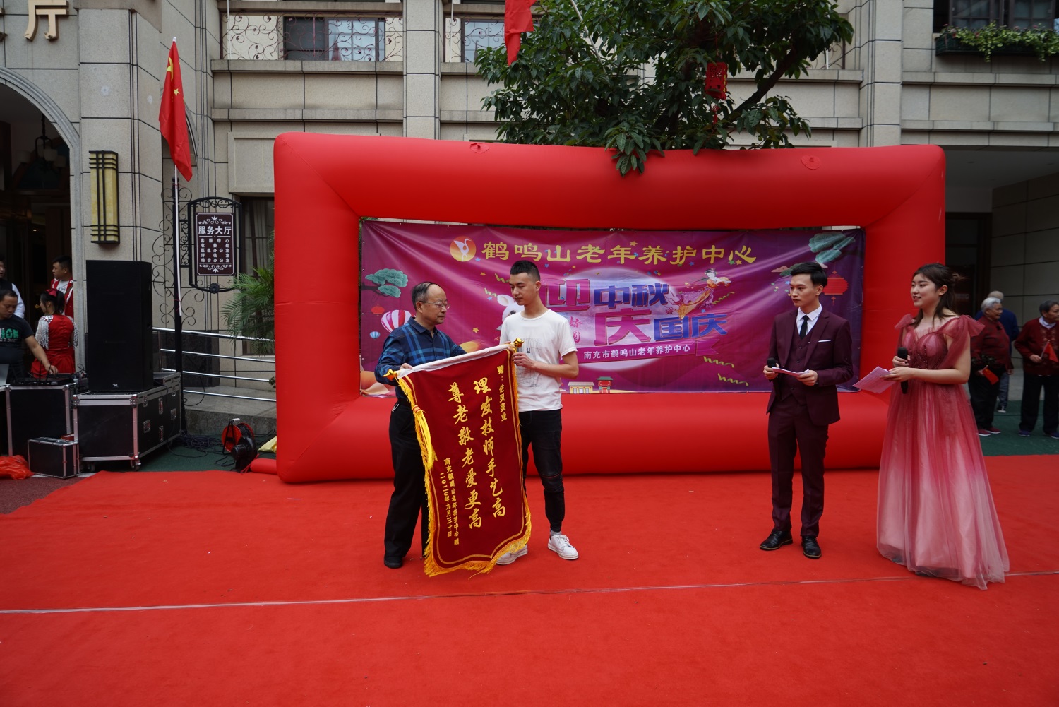 1601454430366211.jpg 高坪區(qū)佐零美業(yè)授錦旗.JPG